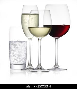 Divers verres remplis de vin rouge, vin blanc, vin mousseux et eau, plan studio Banque D'Images