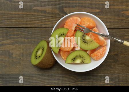 Morceaux de clémentine et tranches de kiwi en pelure Banque D'Images