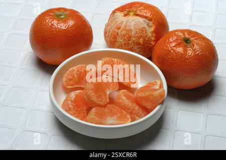 Clémentines et morceaux de clémentine en pelure, clémentine Banque D'Images