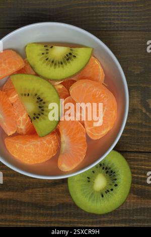 Morceaux de clémentine et tranches de kiwi en pelure Banque D'Images