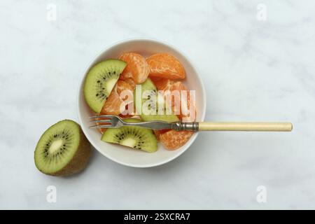 Morceaux de clémentine et tranches de kiwi en pelure Banque D'Images