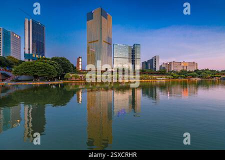 Vue de nuit du parc du lac Qiandeng, ville de Foshan, province du Guangdong, Chine Banque D'Images