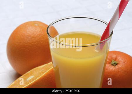 Jus d'orange en verre et orange Banque D'Images