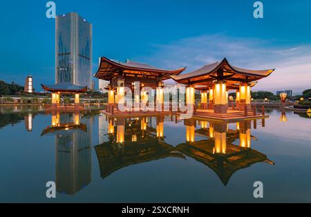 Vue de nuit du parc du lac Qiandeng, ville de Foshan, province du Guangdong, Chine Banque D'Images