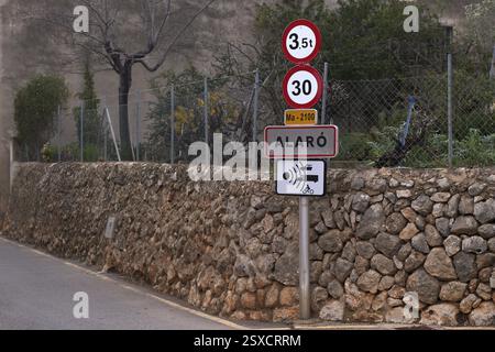 Panneaux de signalisation limite de vitesse 30 kmh, limite de poids 3, 5t et avertissement de caméra de vitesse, contrôle de vitesse, sur un mur de pierre, Alaro, Calvia, Majorque, Baléares Banque D'Images