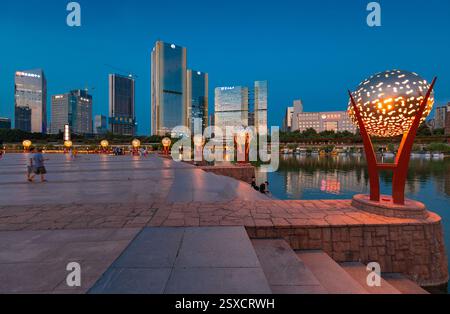 Vue de nuit du parc du lac Qiandeng, ville de Foshan, province du Guangdong, Chine Banque D'Images