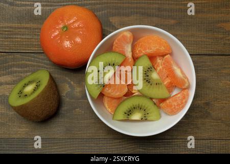 Morceaux de clémentine et tranches de kiwi en pelure Banque D'Images