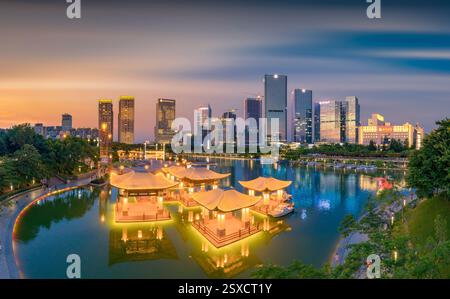 Vue de nuit du parc du lac Qiandeng, ville de Foshan, province du Guangdong, Chine Banque D'Images