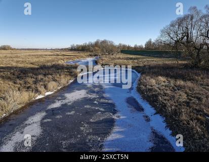 Fossé de drainage glacial un jour d'hiver dans les plaines inondables de la vallée de l'Elbe près de Neu Goldbeck. Seehausen, Altmark, Saxe-Anhalt, Allemagne, Europe Banque D'Images