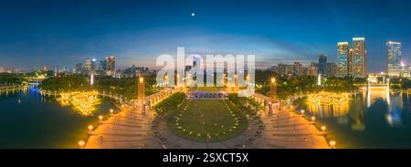 Vue de nuit du parc du lac Qiandeng, ville de Foshan, province du Guangdong, Chine Banque D'Images