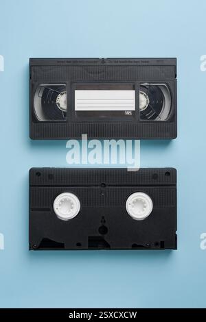 Vue de dessus de la vieille bande vidéo VHS sur fond bleu Banque D'Images