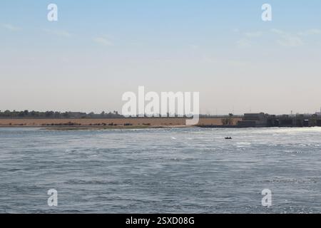 Pêcheurs dans leur bateau à rames près de l'écluse d'Esna sur le Nil, Egypte Banque D'Images