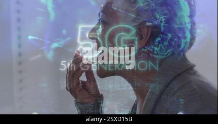 Image de texte de 5ème génération et globe sur une femme biraciale senior appliquant du rouge à lèvres Banque D'Images