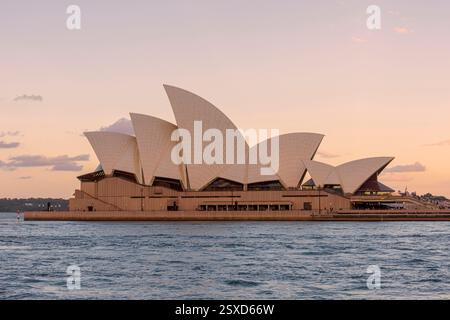 Coucher de soleil à l'Opéra de Sydney sur Bennelong point, Sydney, Nouvelle-Galles du Sud, Australie Banque D'Images