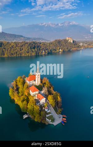 Vue aérienne de l'île Bled sur le lac Bled en automne au coucher du soleil. Bled, haute-Carniola, Slovénie, Europe. Banque D'Images