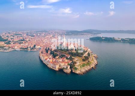 Vue aérienne de Rovinj - Rovivno au coucher du soleil. Rovinj, Istrie, côte Adriatique, Croatie. Banque D'Images
