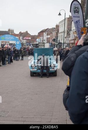 Ford Escort Mk 1 panne avec capot vers le haut aux étapes du East Riding Rally février 2025 Banque D'Images