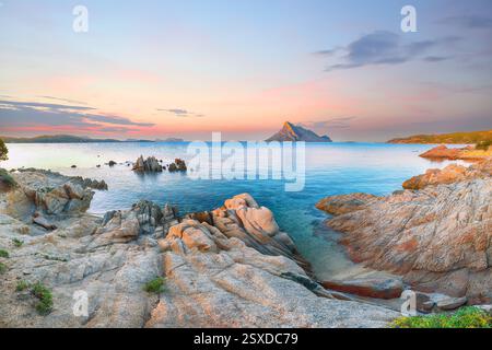 Superbe scène de soirée de la plage de Porto Taverna avec montagne Tavolara sur fond. Localisation : Loiri Porto San Paolo, Olbia Tempio province, Sardaigne, I Banque D'Images
