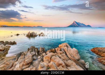 Superbe scène de soirée de la plage de Porto Taverna avec montagne Tavolara sur fond. Localisation : Loiri Porto San Paolo, Olbia Tempio province, Sardaigne, I Banque D'Images