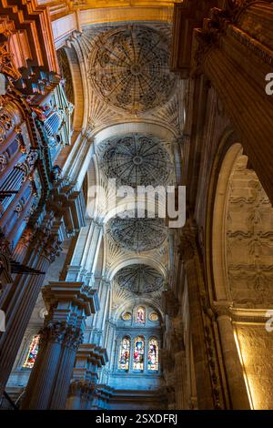 Malaga, Espagne, 27 décembre 2024 Détails architecturaux à l'intérieur de la cathédrale historique Banque D'Images