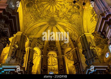 Malaga, Espagne, 27 décembre 2024 Détails architecturaux à l'intérieur de la cathédrale historique Banque D'Images