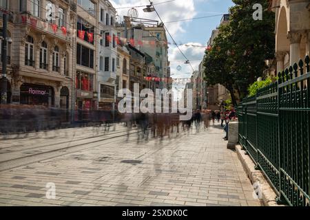 Visitez Istanbul concept. Mouvement brouillé les gens marchant sur la rue Istiklal. Istanbul Turquie - 4.27.2024 Banque D'Images