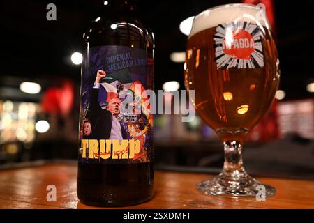 Lviv, Ukraine - 18 février 2025 : une bouilloire de bière brassée localement appelée 'Trump 2. First Blood', avec une étiquette représentant un portrait du président américain Donald Trum Banque D'Images