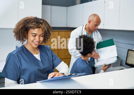 Professionnels de la santé travaillant ensemble dans un environnement médical moderne Banque D'Images