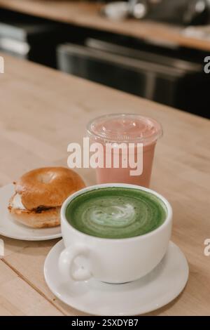 Latte matcha, smoothie aux fraises et bagel au fromage à la crème Banque D'Images