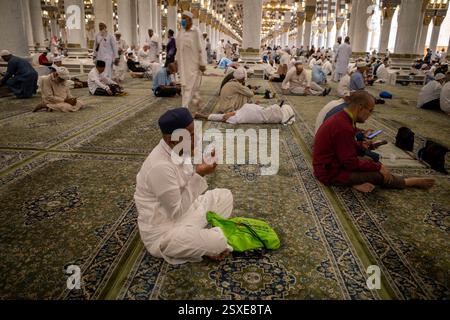 Médine, Arabie Saoudite - 3 juillet 2024 : pèlerins du Hadj priant dans la mosquée Nabawi, la mosquée du Prophète dans la ville de Médine, Arabie Saoudite. Banque D'Images
