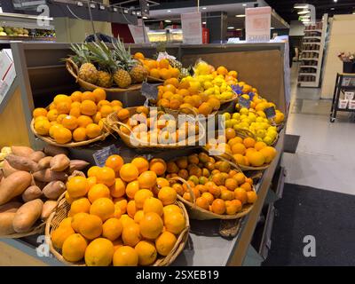 Vivif étalage de fruits sur un marché avec des oranges, des ananas et des citrons Banque D'Images