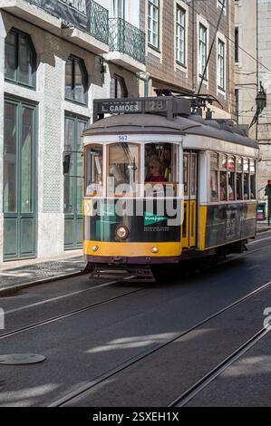 Lisbonne, Portugal - 8 septembre 2024 : Tram vintage numéro 28, voyageant à travers le quartier de l'Alfama à Lisbonne. Banque D'Images