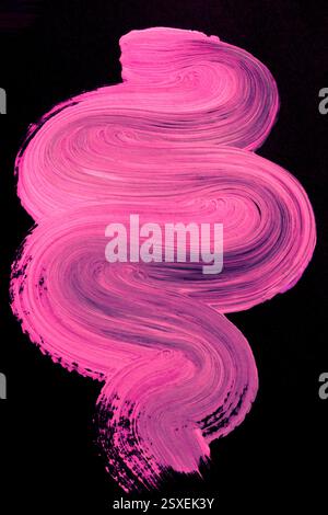 Une photographie rapprochée d'œuvres d'art faites à la main. Coups de pinceau et texture de peinture rose fluo sur papier noir Banque D'Images