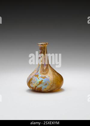 Flacon de parfum en verre, romain, 1er siècle ce. Cette bouteille en verre brun ambré translucide présente un rebord renversé et un col cylindrique, orné de traînées blanches. Son corps conique squat présente des techniques romaines caractéristiques de travail du verre. Banque D'Images