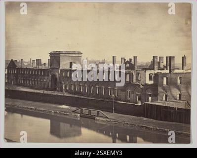 Cette photographie d'avril 1865 d'Alexander Gardner montre les ruines de l'arsenal d'État à Richmond, en Virginie, après les dernières batailles de la guerre de Sécession et la reddition de la Confédération. Banque D'Images