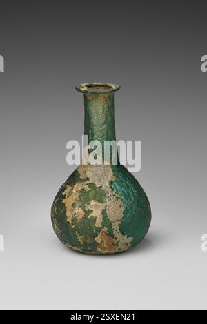 Flacon de parfum en verre, romain, 1er siècle ce, en verre bleu-vert profond translucide avec altération irisée et forme caractéristique. Un exemple remarquable de soufflage de verre romain. Banque D'Images