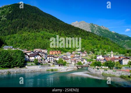 Vue de Pietraporzio, village de la vallée de Stura di Demonte, province de Cuneo, Piémont, Italie, au printemps Banque D'Images