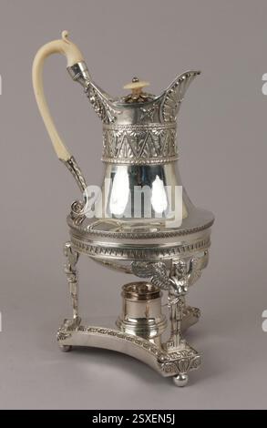 Cafetière sur stand d'un service de Digby Scott et Benjamin Smith II, britannique, 1805. Fabriqué à partir d'argent et d'ivoire, mettant en valeur la métallurgie britannique du XIXe siècle. Banque D'Images