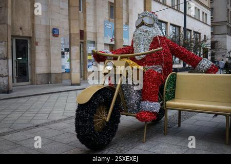 Varsovie, Pologne. 26 janvier 2025 - décoration de Noël mettant en vedette le Père Noël conduisant une moto. Banque D'Images