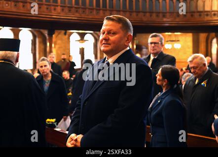 Londres, Royaume-Uni. 24 février 2025. Le général Valerii Zaluzhnyi, ambassadeur de l'Ukraine au Royaume-Uni de Grande-Bretagne et d'Irlande du Nord. Service religieux pour marquer 3 ans depuis l'invasion russe de l'Ukraine. Des dignitaires et des sympathisants se sont réunis à la cathédrale catholique ukrainienne de Duke Street, à Londres, pour célébrer le souvenir de ceux qui sont morts dans le conflit et pour prier pour la paix et la fin de la guerre. Crédit : Karl Black/Alamy Live News Banque D'Images