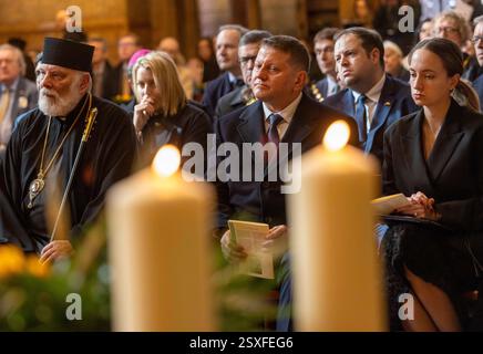 Londres, Royaume-Uni. 24 février 2025. Le général Valerii Zaluzhnyi, ambassadeur de l'Ukraine au Royaume-Uni de Grande-Bretagne et d'Irlande du Nord. Service religieux pour marquer 3 ans depuis l'invasion russe de l'Ukraine. Des dignitaires et des sympathisants se sont réunis à la cathédrale catholique ukrainienne de Duke Street, à Londres, pour célébrer le souvenir de ceux qui sont morts dans le conflit et pour prier pour la paix et la fin de la guerre. Crédit : Karl Black/Alamy Live News Banque D'Images