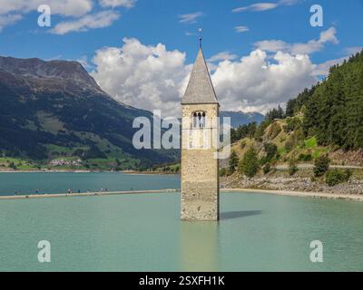 Le clocher dans le lac Reschen, un lac artificiel dans le Tyrol du Sud, Italie Banque D'Images