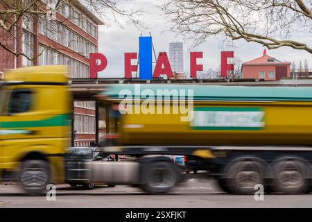 Kaiserslautern, Allemagne. 24 février 2025. L'ancien site de Pfaff Industriesysteme und Maschinen AG bénéficie d'un nouveau souffle. La société vend désormais exclusivement des machines à usage industriel. L’AFD a fait de solides gains ici lors des élections au Bundestag. Il atteint 25,9 %, faisant de Kaiserslautern l'un des deux bastions de l'ouest. Crédit : Andreas Arnold/dpa/Alamy Live News Banque D'Images