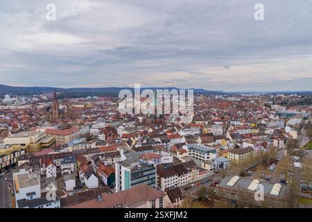 Kaiserslautern, Allemagne. 24 février 2025. Le toit de la mairie offre une belle vue sur la ville. L’AFD a fait de forts gains ici lors des élections fédérales. Il atteint 25,9 %, faisant de Kaiserslautern l'un des deux bastions de l'ouest. Crédit : Andreas Arnold/dpa/Alamy Live News Banque D'Images