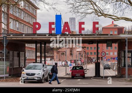 Kaiserslautern, Allemagne. 24 février 2025. L'ancien site de Pfaff Industriesysteme und Maschinen AG bénéficie d'un nouveau souffle. La société vend désormais exclusivement des machines à usage industriel. L’AFD a fait de solides gains ici lors des élections au Bundestag. Il atteint 25,9 %, faisant de Kaiserslautern l'un des deux bastions de l'ouest. Crédit : Andreas Arnold/dpa/Alamy Live News Banque D'Images