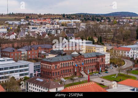 Kaiserslautern, Allemagne. 24 février 2025. Depuis le toit de l'hôtel de ville, il y a une belle vue sur la ville jusqu'au musée 'Pfalzgalerie' au premier plan. L’AFD a fait de forts gains ici lors des élections fédérales. Il atteint 25,9 %, faisant de Kaiserslautern l'un des deux bastions de l'ouest. Crédit : Andreas Arnold/dpa/Alamy Live News Banque D'Images