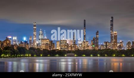 Horizon de New York la nuit avec des reflets des gratte-ciel superhauts de Billionaires Row sur le réservoir de Central Park. Midtown Manhattan Banque D'Images