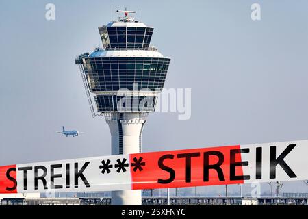 Munich, Bavière, Allemagne - 24 février 2025 : FOTOMONTAGE, image symbolique avec une barrière devant la tour et un avion à l'aéroport de Munich. Symbole de grève annoncée par le personnel de l'aéroport. *** FOTOMONTAGE, Symbolbild mit einer Absperrung vor dem Tower und einem Flugzeug am Münchner Flughafen. Symbole für angekündigten Streik des Flughafenpersonals. Banque D'Images