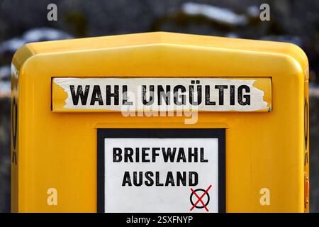 Munich, Bavière, Allemagne - 24 février 2025 : FOTOMONTAGE, une boîte aux lettres jaune avec l'autocollant Wahl ungültig und Briefwahl Ausland symbolise les problèmes de nombreux Allemands à l'étranger dont les documents de vote ne sont pas arrivés. La BSW envisage de contester l'élection. *** FOTOMONTAGE, ein gelber Briefkasten mit dem Aufkleber Wahl ungültig und Briefwahl Ausland symbolisiert die Probleme vieler Auslandsdeutscher, deren Wahlunterlagen nicht ankamen. DAS BSW erwägt eine Wahlanfechtung. Banque D'Images