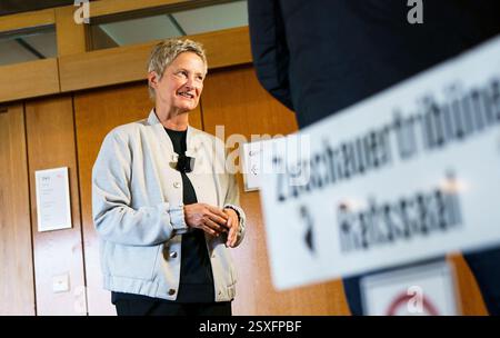 Kaiserslautern, Allemagne. 24 février 2025. Beate Kimmel (SPD), maire de Kaiserslautern, commente aux médias les résultats des élections au Bundestag dans sa ville. L'AFD a fait des gains significatifs dans l'élection fédérale ici. Il atteint 25,9 %, faisant de Kaiserslautern l'un des deux bastions de l'ouest. Crédit : Andreas Arnold/dpa/Alamy Live News Banque D'Images